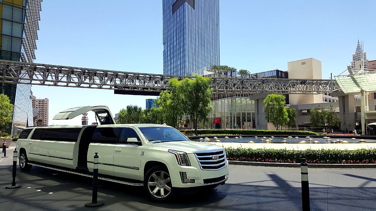 White Escalade super stretch for a first communion celebration