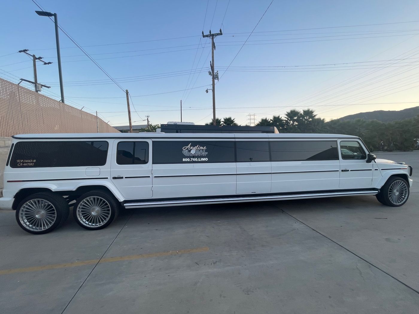 Six-wheel super stretch Hummer for college formals